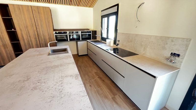 Cocina de madera a medida instalada por carpintero en Ólvega