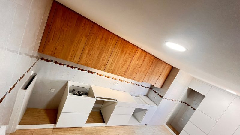 Cocina de madera a medida instalada por carpintero en Ólvega
