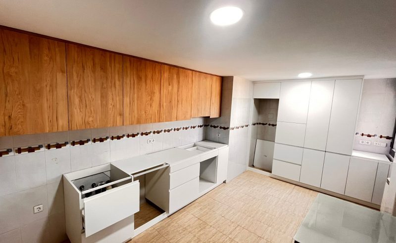 Cocina de madera a medida instalada por carpintero en Ólvega