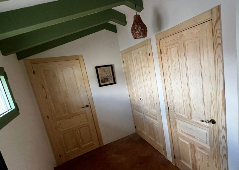 Instalación de puerta interior de madera en Ólvega y alrededores