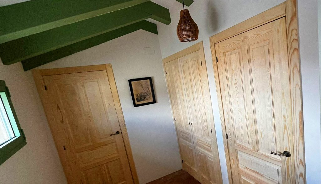 Instalación de puerta interior de madera en Ólvega